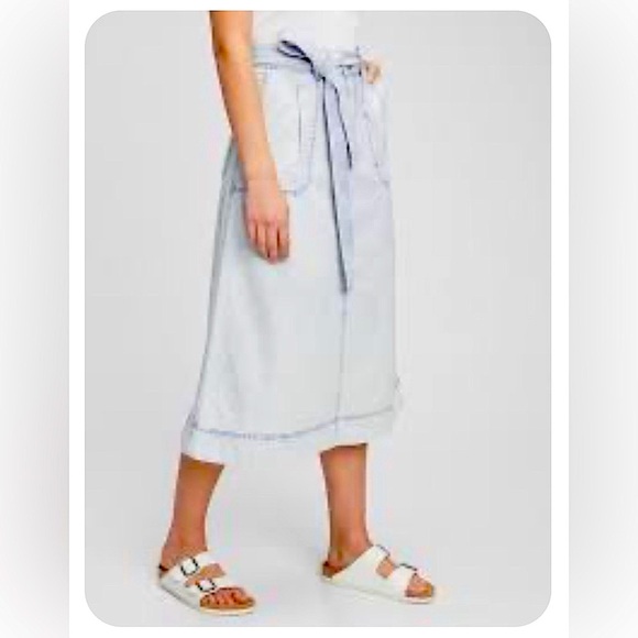 Soft Denim Pencil Skirt with belt from Gap. - Picture 5 of 15